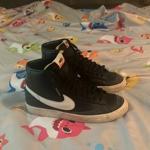 I’m looking to sell these Nike vintage blazer 77